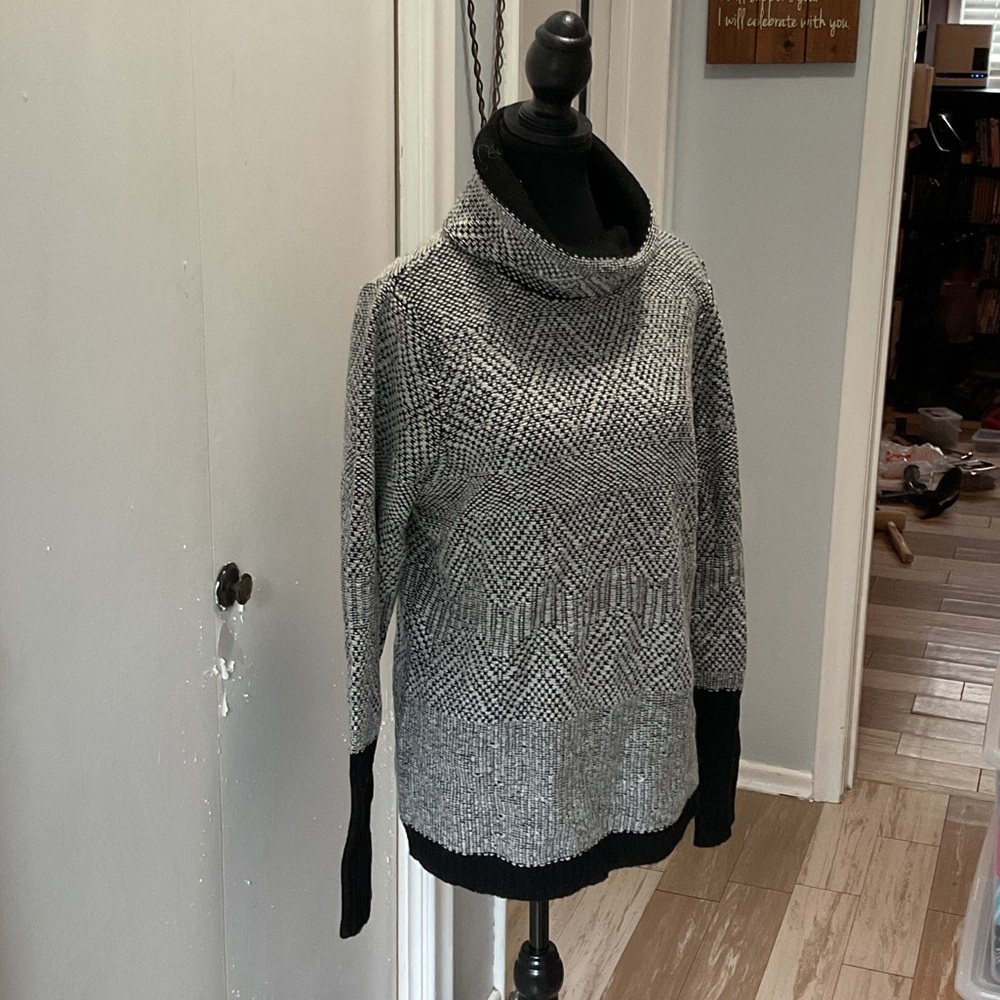 P369. Ellen Tracy Women's Sweater in Black and White| L  NWT